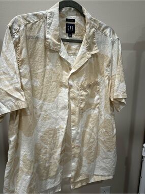GAP Cream and Beige Short-Sleeve Button-Up Shirt